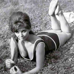 Mame Moda Dive e bikini i nostalgici anni Cinquanta. Claudia Cardinale
