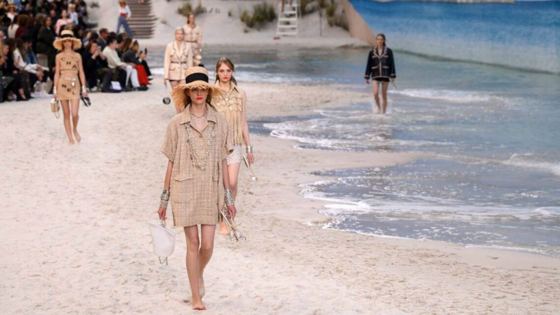 Mame Moda Chanel SS19 sfila in riva al mare. Look e location sfilata