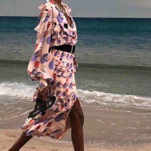 Mame Moda Chanel SS19 sfila in riva al mare. Abito stampa ombrelloni