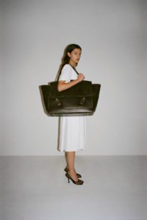 Bottega Veneta Pre-Fall 2019, debutta Daniel Lee. Maxi bag