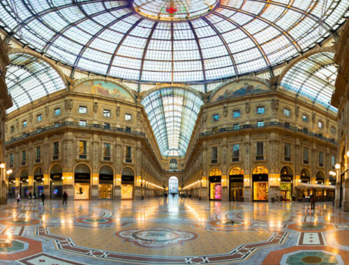 Moncler in Galleria Vittorio Emanuele II. Interno della galleria