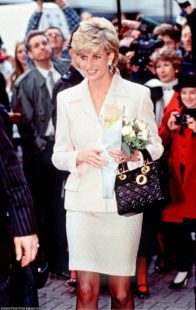 Lady Diana in mostra a Kensington Palace. Lady Diana e Lady Dior