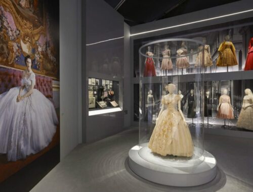 Mostra Dior a Londra. Alcuni abiti in esposizione al Victoria & Albert