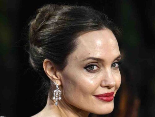 Angelina Jolie vende un quadro di Churchill. Ad un prezzo folle.png