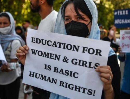 Protesta di un gruppo di donne a Kabul