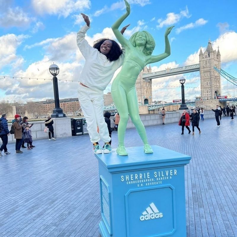 Adidas statue donne 