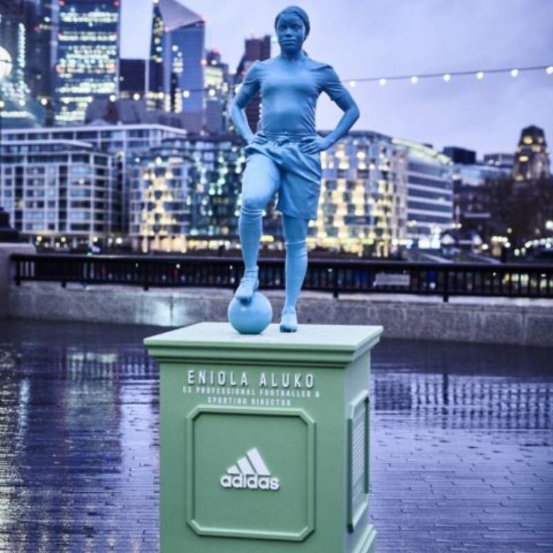 Adidas statue donne