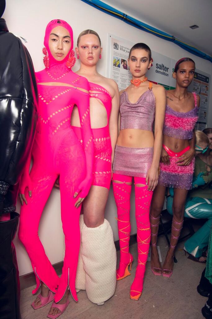 modelle in abiti fluo alla sfilata poster girl london fashion week 2022